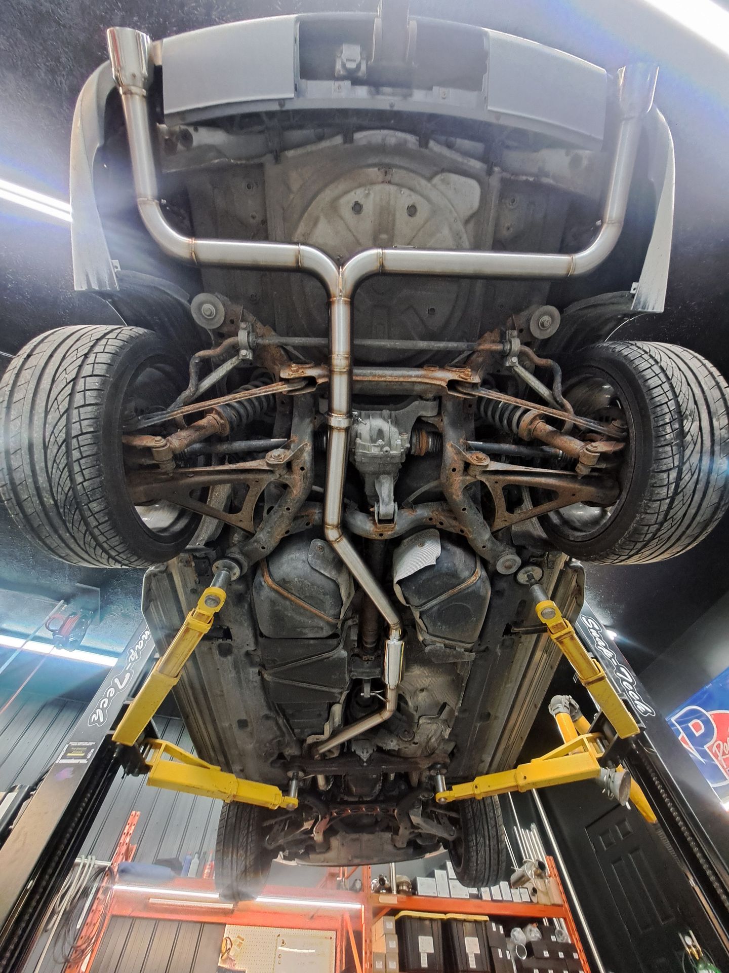 Ligne d’échappement stainless sur mesure installée sous une Audi R8